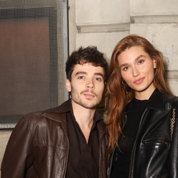 Sasha Meneghel e o marido, João Lucas, combinaram look para a festa de 26 anos de Luísa Sonza: casal escolheu jeans, camisa preta e jaqueta de couro