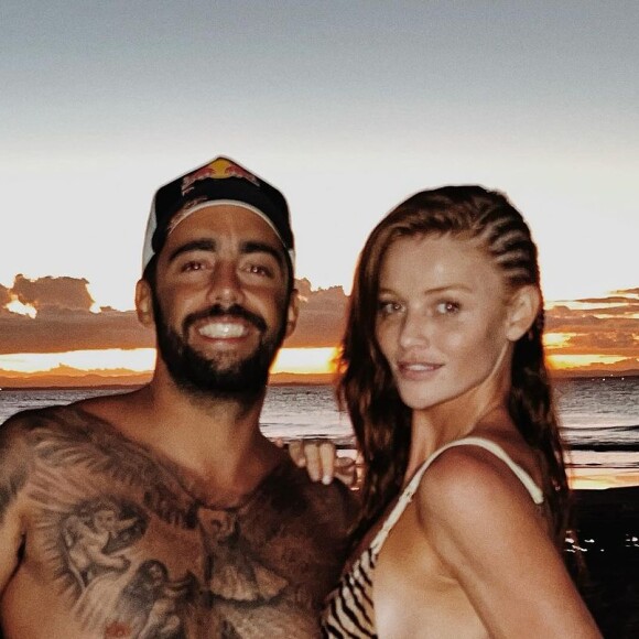 Cintia Dicker é esposa do surfista e ex-BBB Pedro Scooby