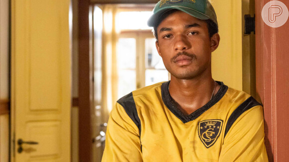 João Pedro (Juan Paiva) joga as cinzas da filha na cachoeira em que ele e Sandra (Giullia BUscacio) ficaram juntos pela primeira vez.