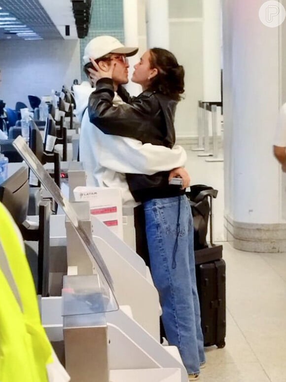 Bruna Marquezine e João Guilherme trocam beijos no que parece ser uma despedida no aeroporto