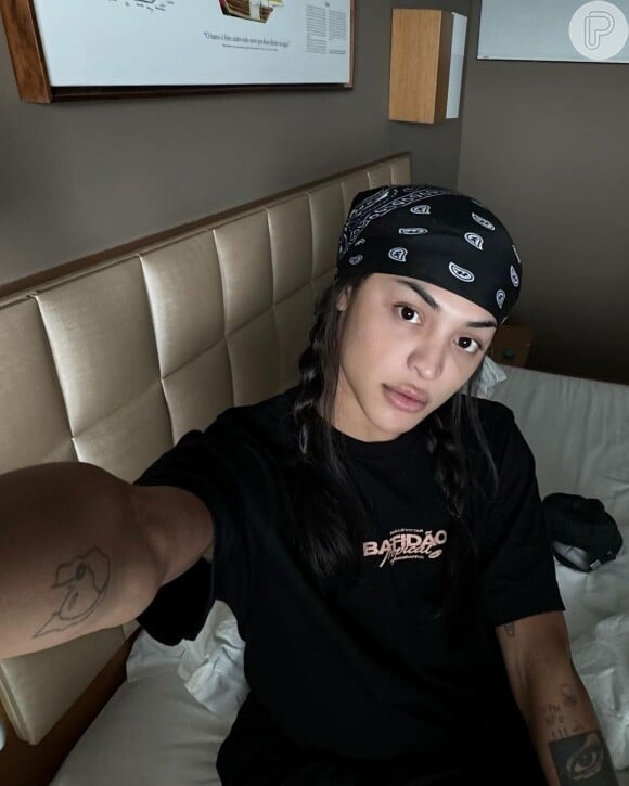 Para comemorar tanto sucesso, Pabllo Vittar resolveu aumentar a temperatura da internet nesta quarta-feira (24) com fotos ousadas