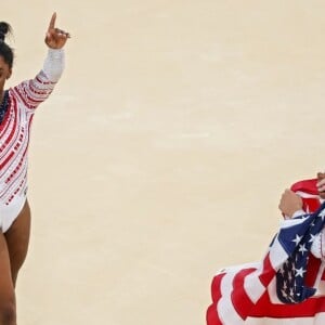 Simone Biles defendeu seu time dos comentários de MyKayla Skinner