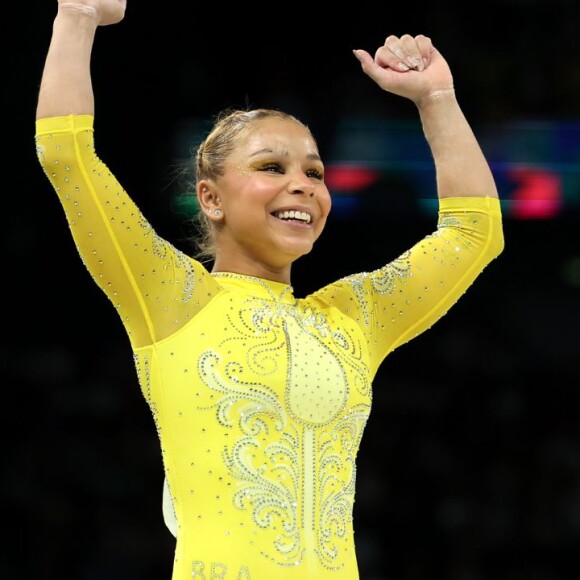 A ginasta Flavinha Saraiva tem 1,45m de altura