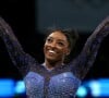 A ginasta Simone Biles tem 1,42m de altura