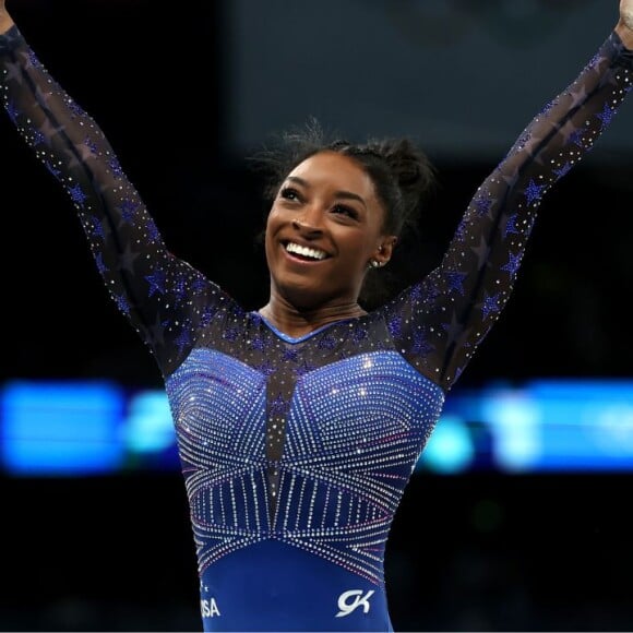 A ginasta Simone Biles tem 1,42m de altura