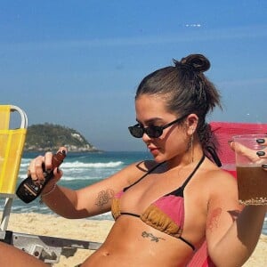 Mel Maia vive atualizando suas redes sociais com fotos de biquíni em praias paradisíacas