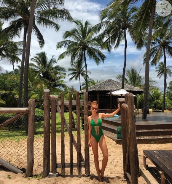 O maiô escolhido por Marina para aproveitar o dia de praia foi verde com decote frontal, e prova que ele não é coisa de vovó.