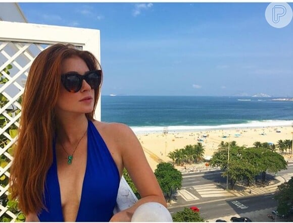 Marina Ruy Barbosa também é it girl fashionista e inspira seus fãs por onde passa, com suas produções com maiô.