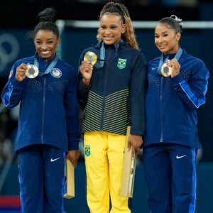 As atletas Simone Biles, Rebeca Andrade e Jordan Chiles com suas medalhas nas Olimpíadas de Paris 2024.