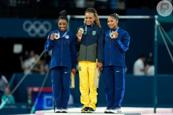 As atletas Simone Biles, Rebeca Andrade e Jordan Chiles com suas medalhas nas Olimpíadas de Paris 2024.