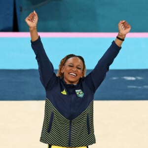 As atletas Simone Biles e Jordan Chiles se curvam à Rebeca Andrade e fazem referência durante as Olimpíadas de Paris 2024.