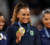 Da esquerda para a direita, Simone Biles, Rebeca Andrade e Jordan Chiles seguram suas medalhas durante as Olimpíadas de Paris 2024.