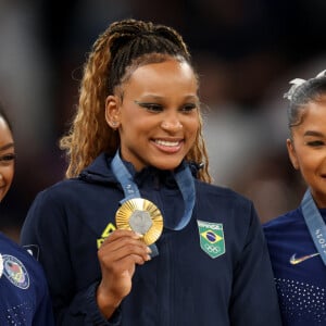 Da esquerda para a direita, Simone Biles, Rebeca Andrade e Jordan Chiles seguram suas medalhas durante as Olimpíadas de Paris 2024.