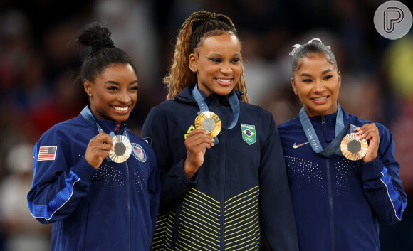 Da esquerda para a direita, Simone Biles, Rebeca Andrade e Jordan Chiles seguram suas medalhas durante as Olimpíadas de Paris 2024.