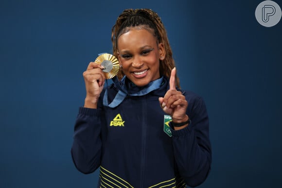 A atleta Rebeca Andrade, nas Olimpíadas de Paris 2024, segurando a sua medalha de ouro.