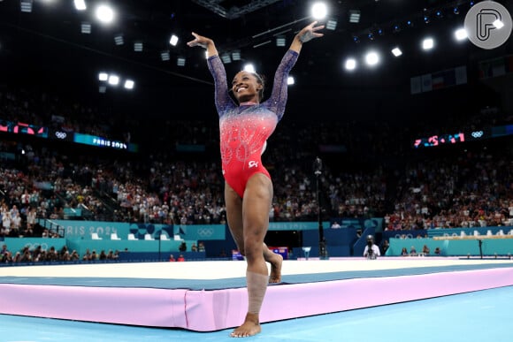 A atleta Simone Biles brilha durante apresentação nas Olimpíadas de Paris 2024.