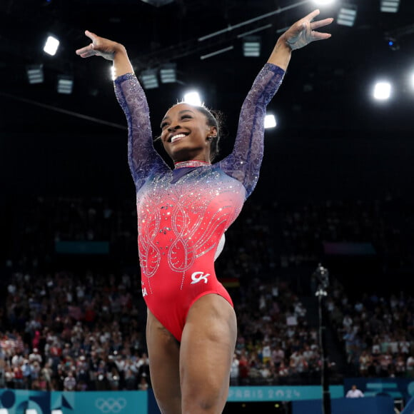 A atleta Simone Biles brilha durante apresentação nas Olimpíadas de Paris 2024.