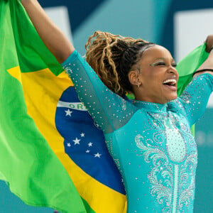 Rebeca Andrade demonstra sua felicidade durante uma das vitórias nas Olimpíadas de Paris 2024.