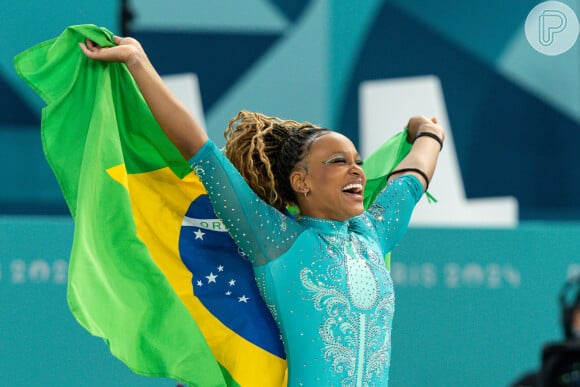 Rebeca Andrade demonstra sua felicidade durante uma das vitórias nas Olimpíadas de Paris 2024.