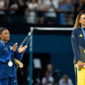 Simone Biles aplaude Rebeca Andrade durante as Olimpíadas de Paris 2024.