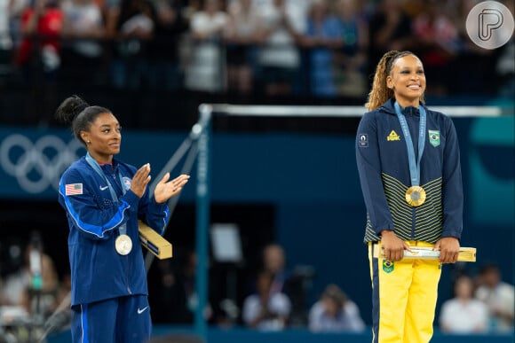 Simone Biles aplaude Rebeca Andrade durante as Olimpíadas de Paris 2024.