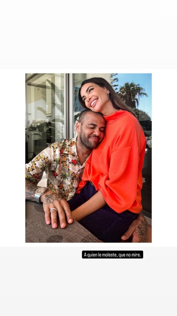 Joana Sanz posta foto com Daniel Alves fora da prisão e afirma estar feliz com seu casamento