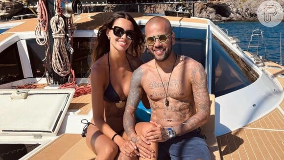 Daniel Alves e Joana Sanz já haviam sido flagrados andando de mãos dadas nas ruas de Barcelona, Espanha