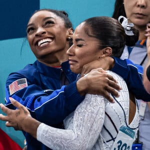 Quem também compôs o pódio foi Simone Biles, com a prata, e Jordan Chiles, com o bronze