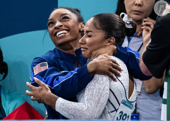 Quem também compôs o pódio foi Simone Biles, com a prata, e Jordan Chiles, com o bronze