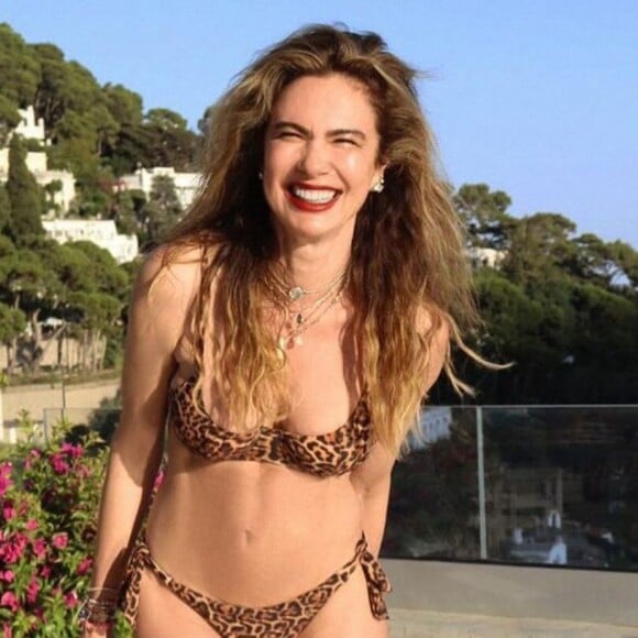 Luciana Gimenez posa de biquíni em ensaio fotográfico e fã pede ensaio na Playboy