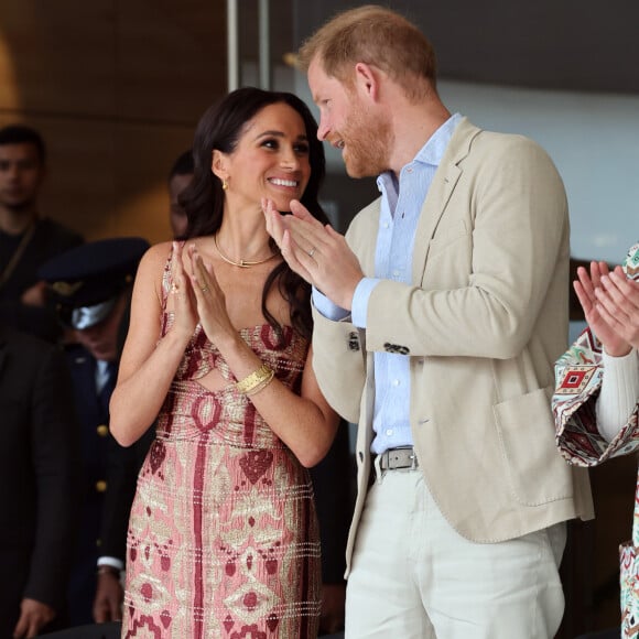 Meghan Markle literalmente foi 'a rainha dos vestidos', já que usou e abusou de vários em sua passagem pela Colômbia.