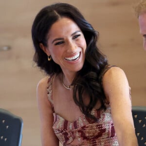 Esse vestido de Meghan Markle tinha um decote mais no formato 'coração'.