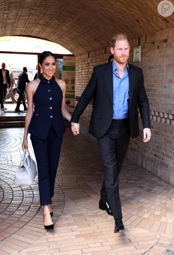 Meghan Markle também apostou em conjuntos para o evento: esse é azul marinho da marca Veronica Beard.