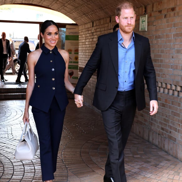 Meghan Markle também apostou em conjuntos para o evento: esse é azul marinho da marca Veronica Beard.