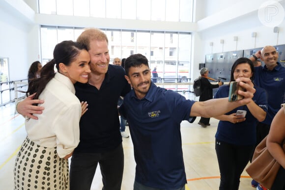 Outra aposta de Meghan Markle foram as versáteis camisas sociais.