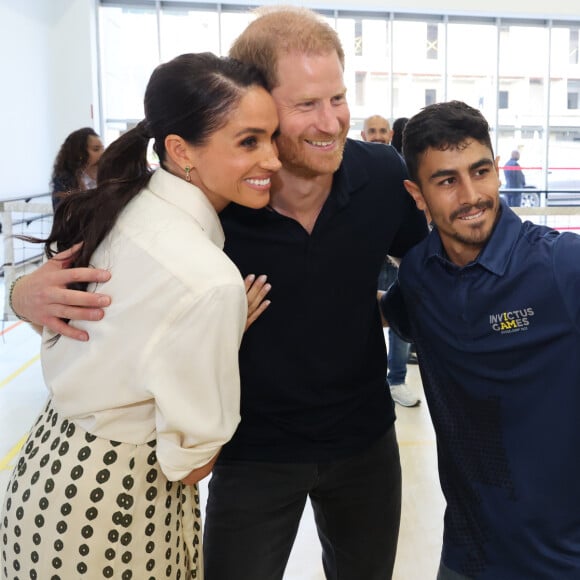 Outra aposta de Meghan Markle foram as versáteis camisas sociais.