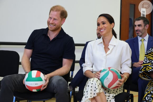 As camisas sociais não são nada caretas, como podem observar na produção que Meghan Markle está usando.