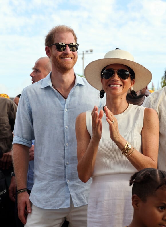 Além da camisa que é uma aposta coringa, Meghan Markle também usou um chapéu para compor a produção.