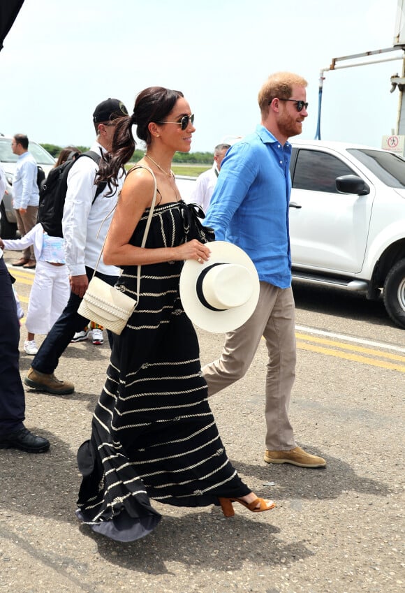 Ainda nos vestidos, esse que a Meghan Markle usou é de cor escura, e tem um detalhe em amarração com nó no busto, com detalhe para as estampas imitando corda por todo o tecido.