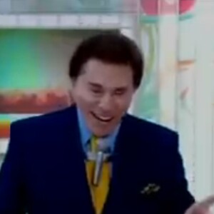 Silvio Santos de forma bem-humorada citou críticas sobre sua decisão de tirar novelas do ar sem aviso: 'Vocês estão com medo de ver a novela porque pode ser que o Silvio Santos tire do ar, porque ele é maluco! 'Levanta e tira do ar!''