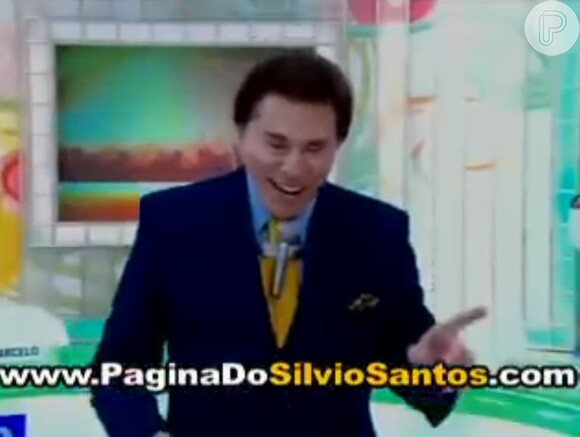 Silvio Santos de forma bem-humorada citou críticas sobre sua decisão de tirar novelas do ar sem aviso: 'Vocês estão com medo de ver a novela porque pode ser que o Silvio Santos tire do ar, porque ele é maluco! 'Levanta e tira do ar!''