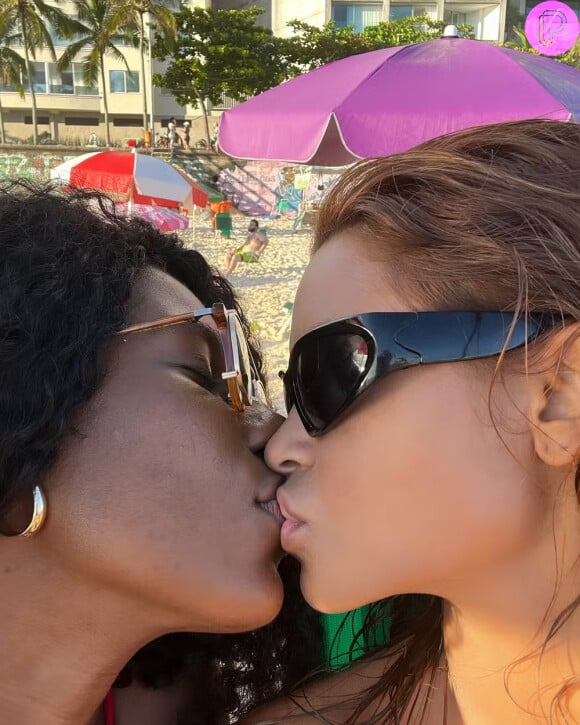 


Lucy Alves publicou a primeira foto do casal beijando na boca de Indira Nascimento





