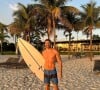 Surfando em Bali, na Indonésia, o ator global foi surpreendido quando viu que seu strep, corda que mantém o surfista preso na prancha havia se rompido.