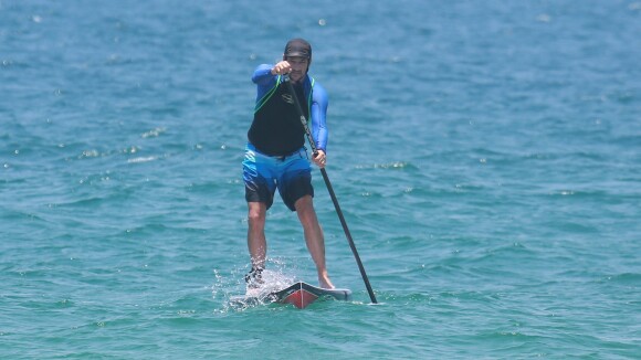 Marcelo Serrado pratica stand up paddle em praia do Rio de Janeiro