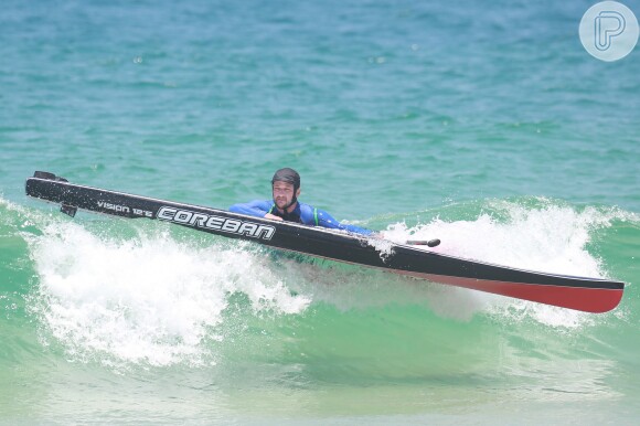 Marcelo Serrado leva caldo com a pranhca de stand up paddle