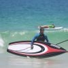 Marcelo Serrado deixa o mar com a pranhca de stand up paddle