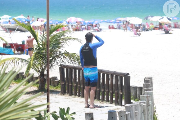 Marcelo Serrado observa praia da Barra da Tijuca, no Rio