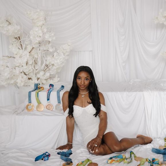 Simone Biles iniciou na ginástica aos seis anos de idade. Na legenda, dizia: 'Minha versão com seis anos de idade ficaria orgulhosa'.