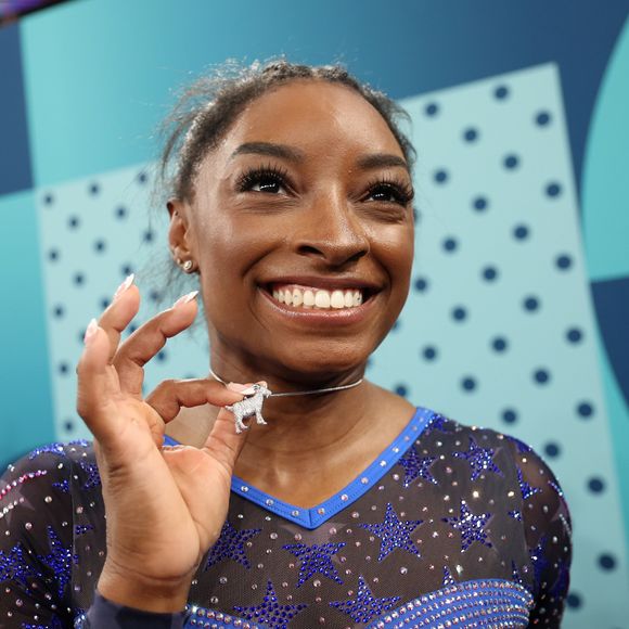 Simone Biles precisou ir morar num orfanato pois sua mãe era alcoolatra e viciada em drogas, e perdeu a guarda dos filhos.