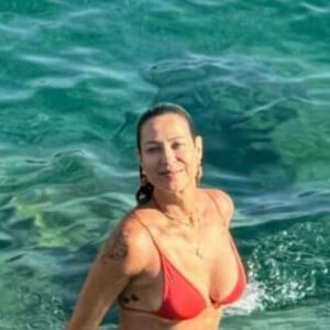 Luana Piovani faz topless em praia de Ibiza e deixa seios à mostra em vídeo